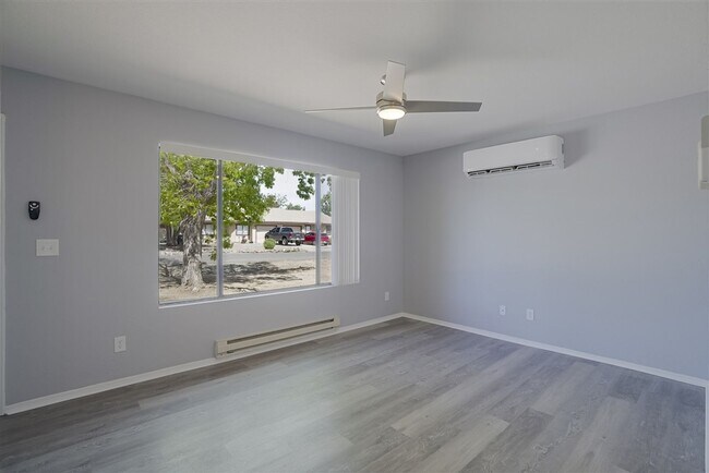 Foto del edificio - 3279 N Corrine Dr