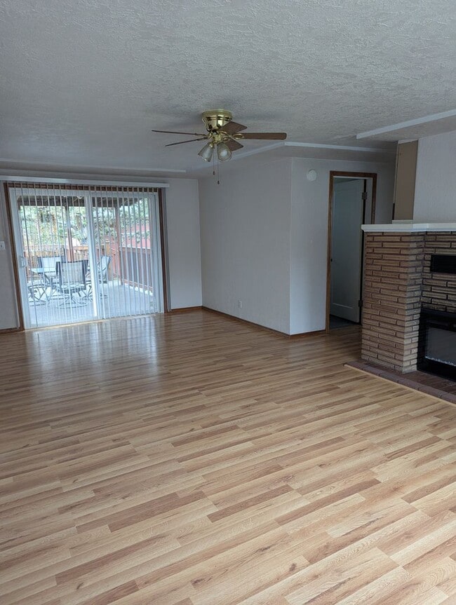 Building Photo - Corner lot 3 bd 1 bt