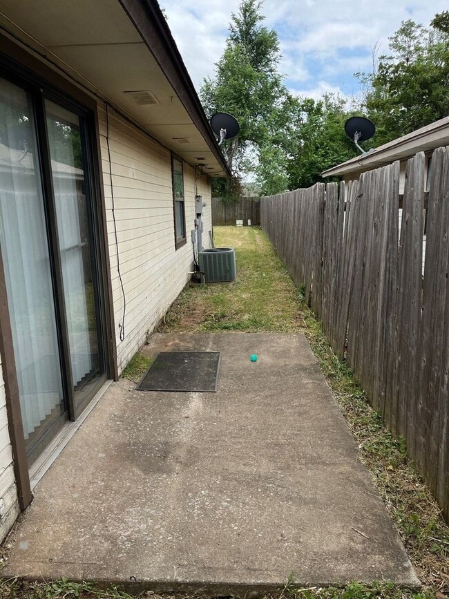 Building Photo - Available Now - 3 bedroom 2 bath