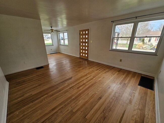 Foto del edificio - 115 Sanders Dr