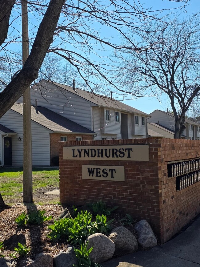 Building Photo - 1611 Lyndhurst Dr
