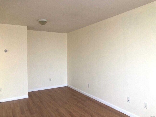 Foto del edificio - 2420 Bennett Ave