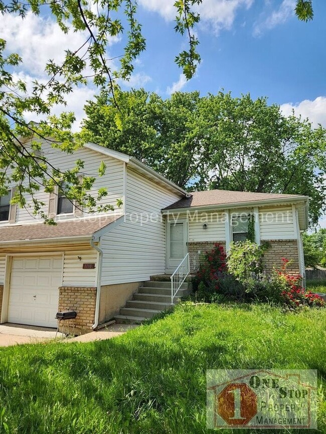 Building Photo - Great 2 bedroom, 1.5 bathroom duplex in Ol...