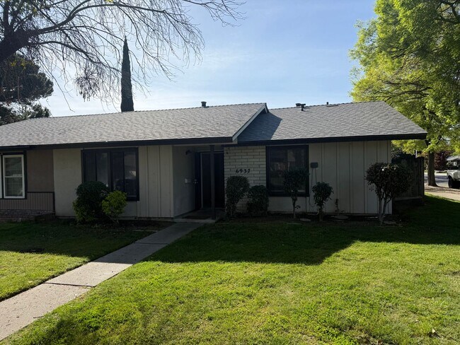 Foto del edificio - CHARMING 3 BEDROOM 2 BATHROOM SINGLE-STORY IN STOCKTON!