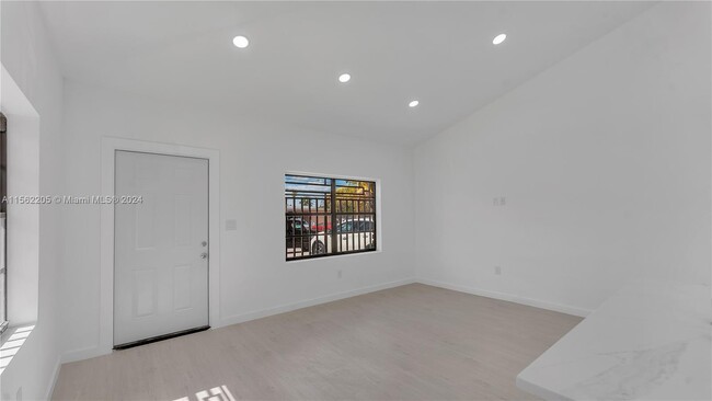 Foto del edificio - 939 NW 23rd Ct