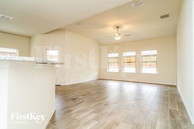 Foto del edificio - 1045 N Churchill Dr