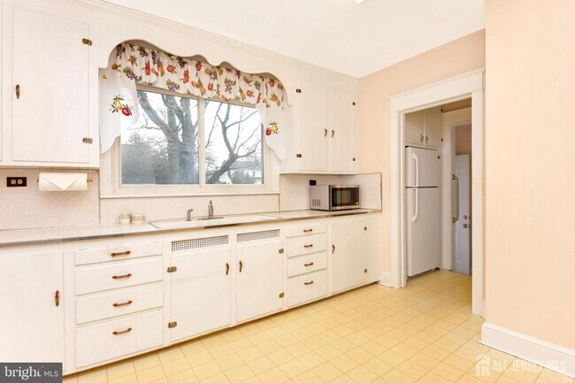 Building Photo - 3728 US-1