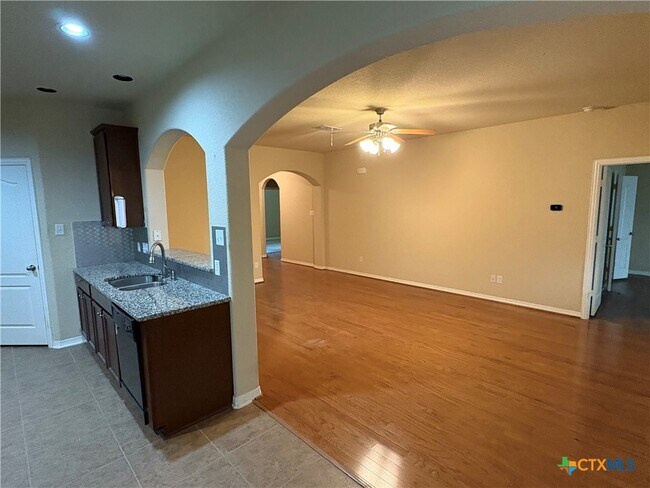 Foto del edificio - 374 Posey Pass