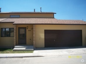 Building Photo - 5001 E Villa Cir