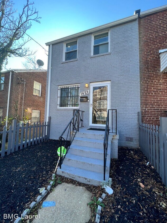 3 br, 2.5 bath House 1423 Howard Rd SE House Rental in Washington