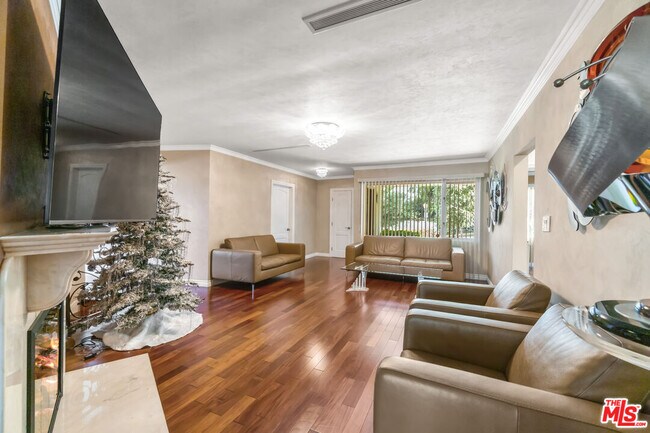 Building Photo - 717 E Cypress St