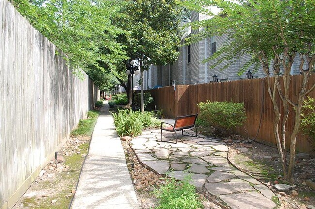 Building Photo - 17607 Red Oak Dr