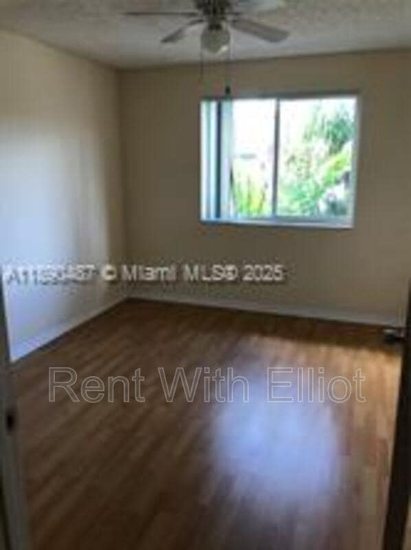 Foto del edificio - 470 S Park Rd