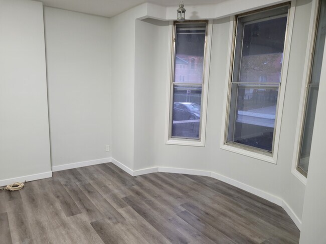 Building Photo - 206 Hughson St N