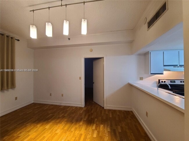 Building Photo - 540 Brickell Key Dr