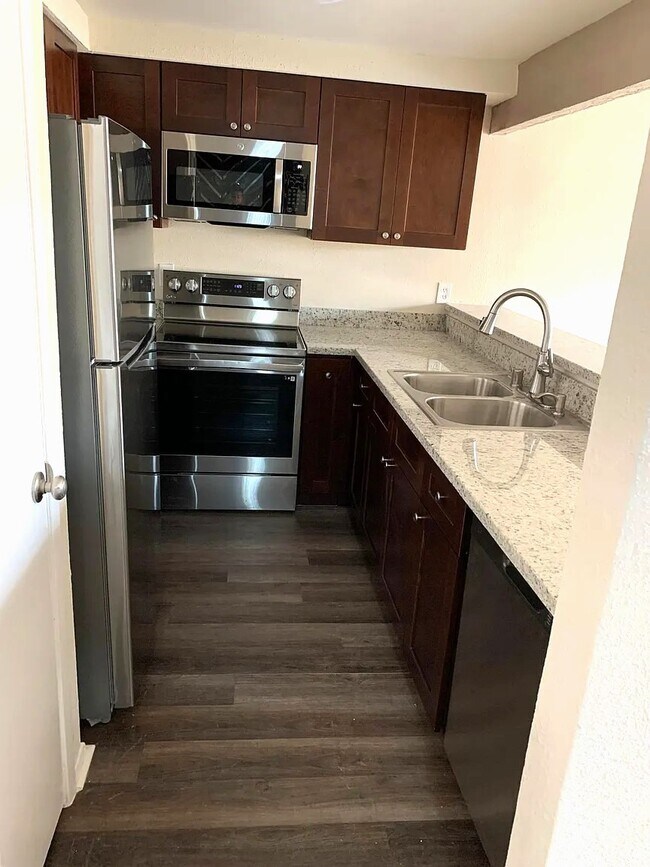 Foto del edificio - 12121 Bob White Dr