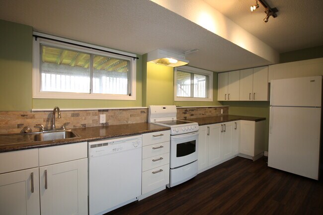 Photo du bâtiment - 4104-4119 19 Ave NW