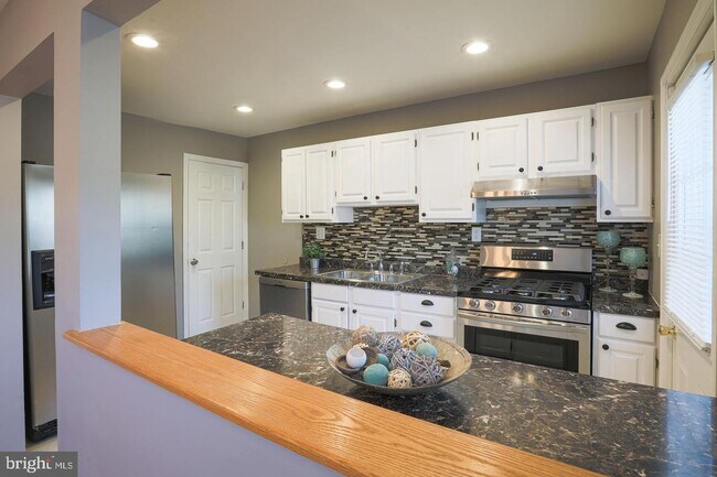 Building Photo - 2122 Sunnythorn Rd