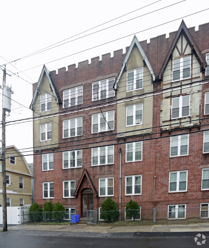 Primary Photo - Maple Arms Apartments