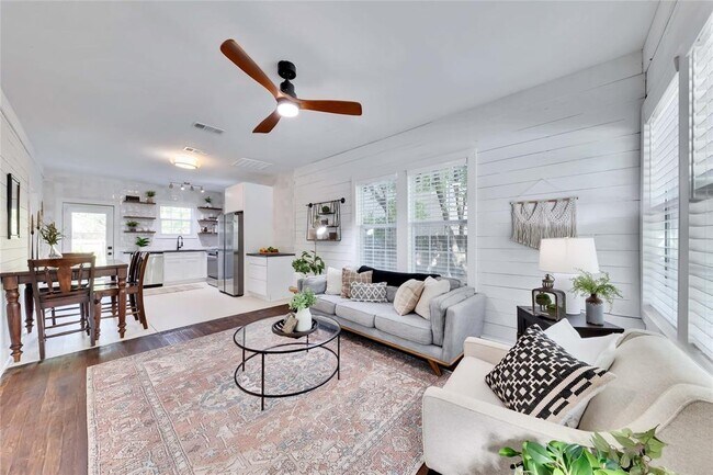 Building Photo - 307 W 45th St