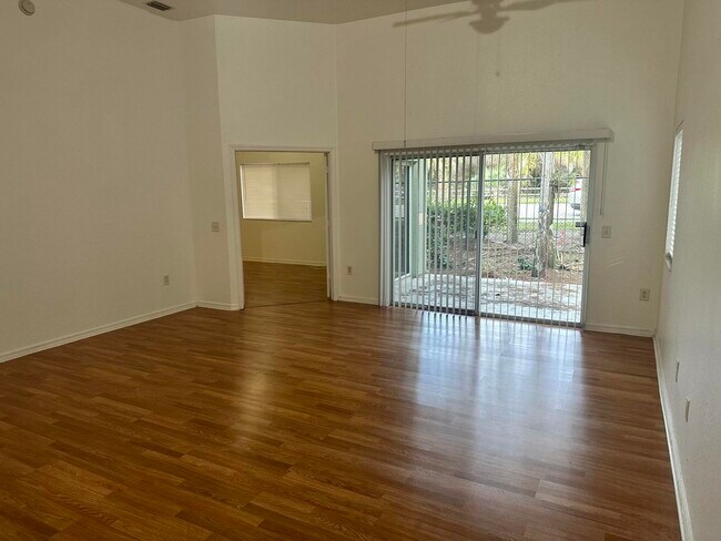 Foto del edificio - 220 Crestwood Cir