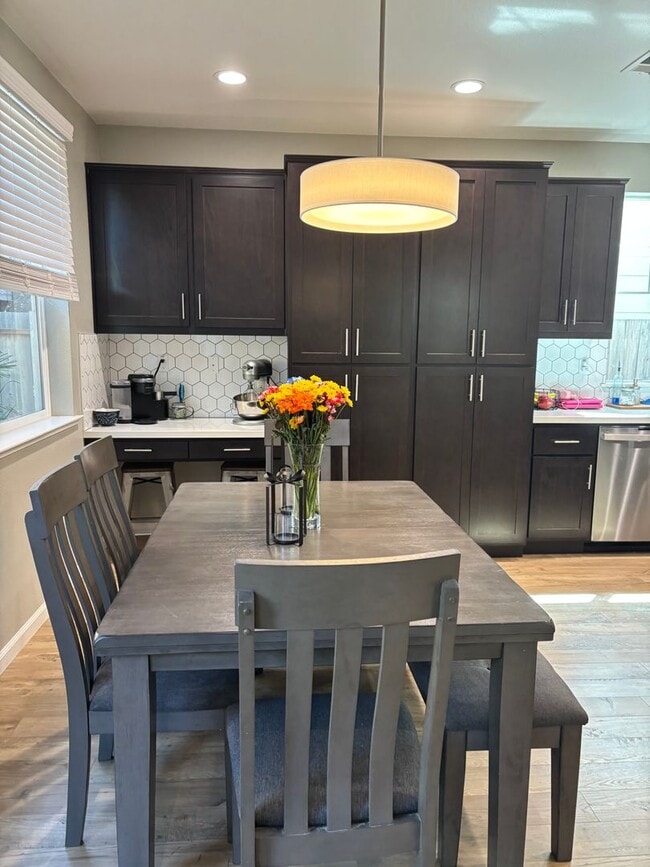 Foto del edificio - Newer 4 bedroom 2.5 bathrooms Available May 16th