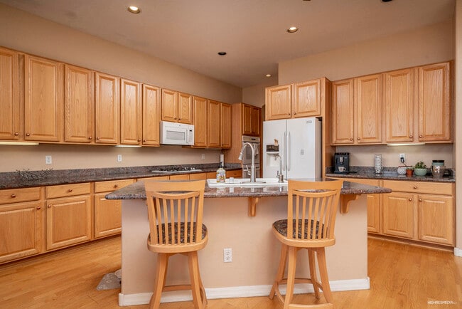 Building Photo - 533 W Desert Flower Ln