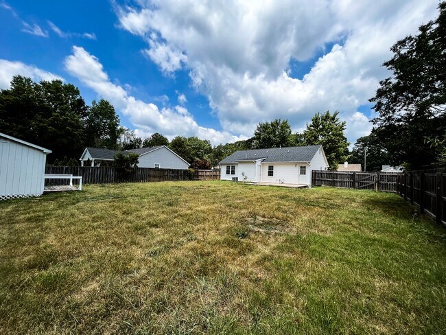 Building Photo - Charming 3 Bedroom 2 Bathroom House