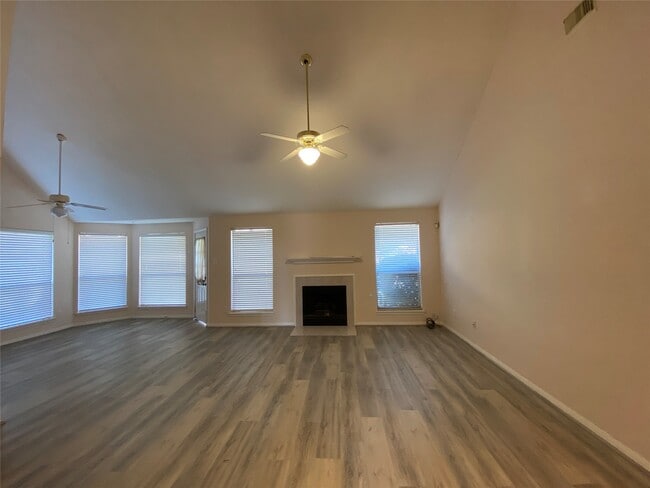 Foto del edificio - 215 W New Meadows Dr