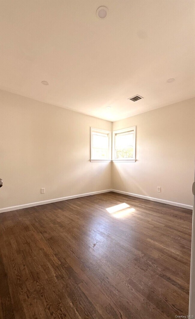 Foto del edificio - 238 Nassau Blvd