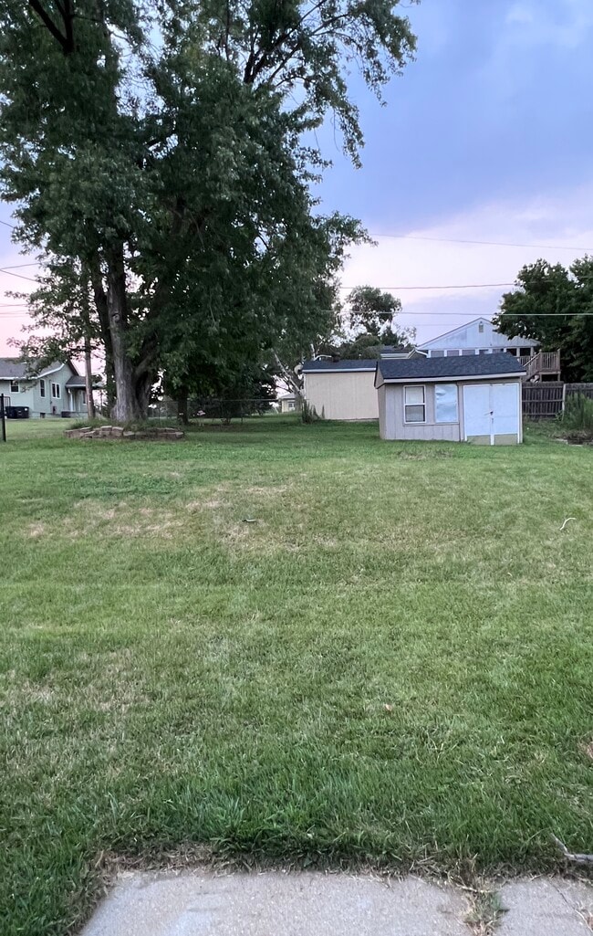 Patio con cobertizo de almacenamiento - 8120 Burdette St