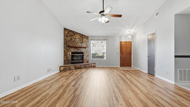 Foto del edificio - 7708 Shadow Bay Dr