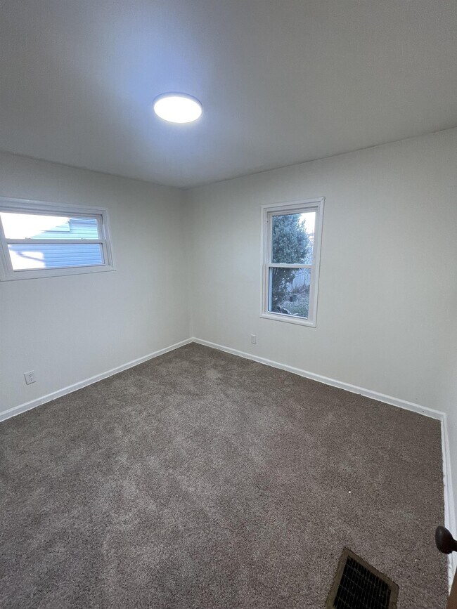 Foto del edificio - 740 Erickson Ave