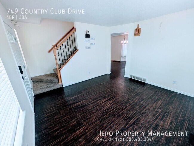 Foto del edificio - 749 Country Club Dr