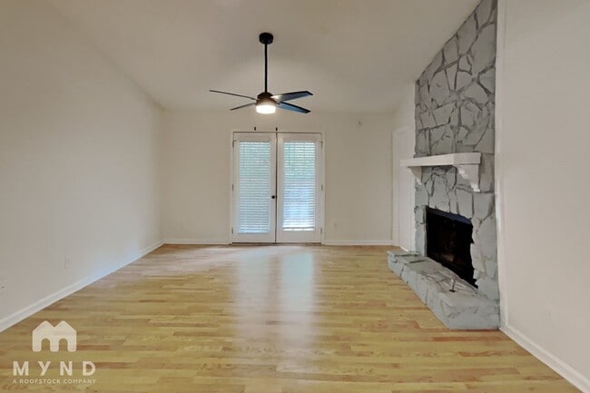 Building Photo - 134 Oak Cir S