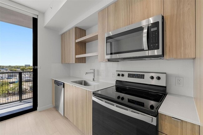 Building Photo - 555 NE 8th St