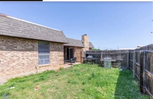Foto del edificio - 3133 Button Willow Ave