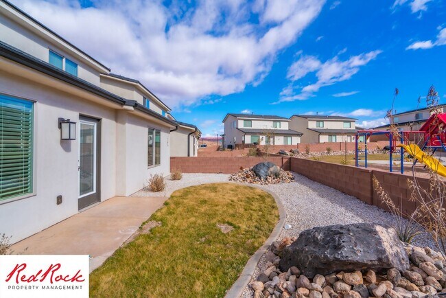 Foto del edificio - Spacious 4 Bedroom Home Near Hiking Trails
