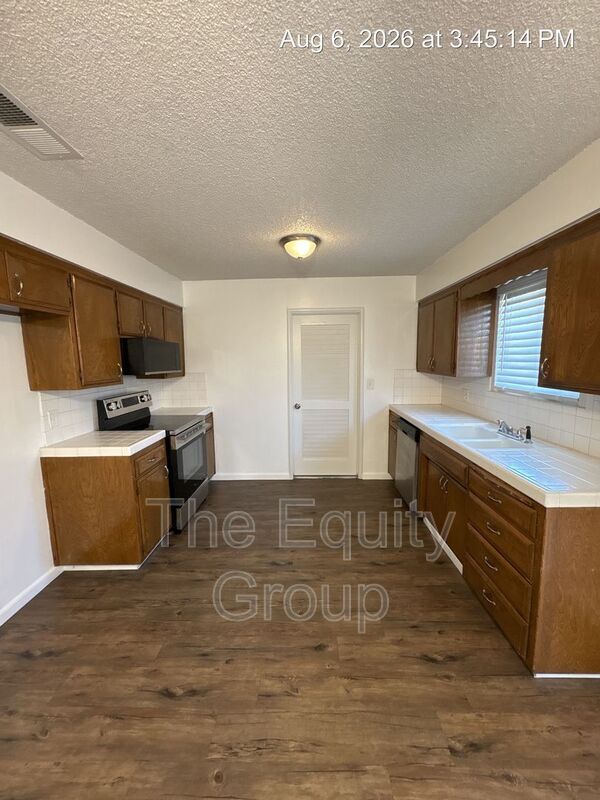 Building Photo - 907 S Demaree St