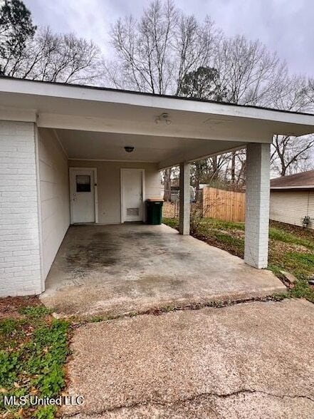 Building Photo - 605 Highland Dr