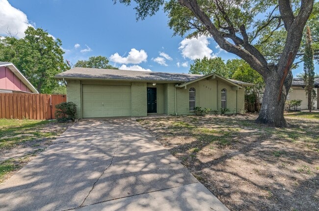 3 Bed/2 Bath Hidden Treasure in Garland - 3 Bed/2 Bath Hidden Treasure in Garland House