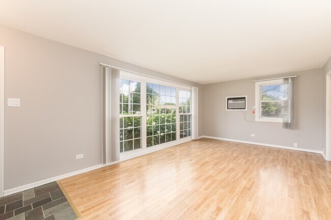 Building Photo - 990 W Villa Dr