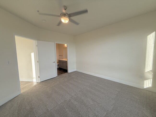 primary-bedroom-high-line-pointe-B5-2x2.5-1301-600-pikes-peak-3-13-2026.JPG - High Line Pointe