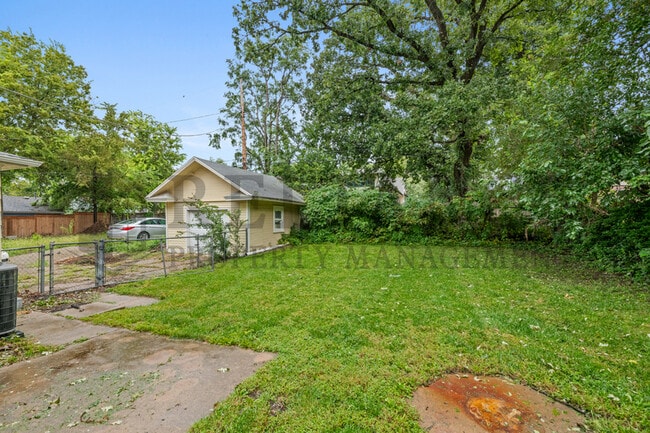 Building Photo - 332 N Rutan St