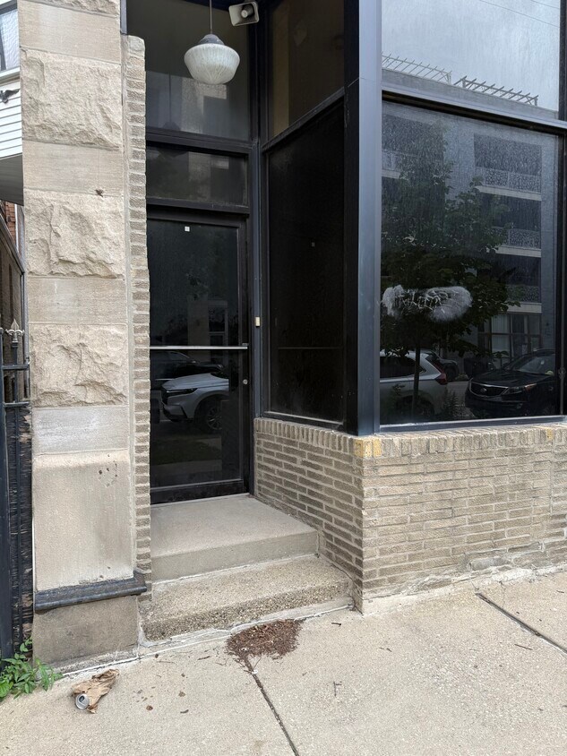 Foto principal - 840 N California Ave