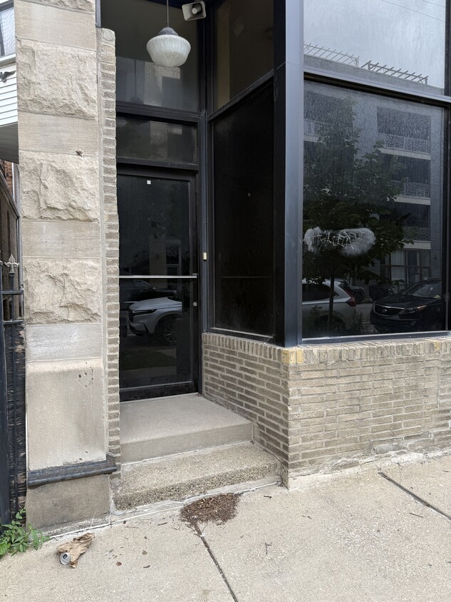 Primary Photo - 840 N California Ave