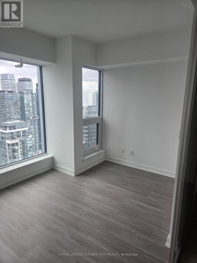 Photo du bâtiment - 8 Wellesley St W