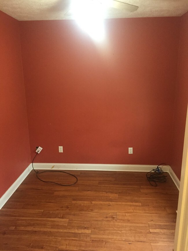 Building Photo - 1512 Laura Ln