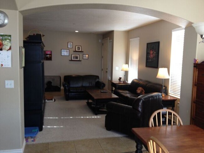 Building Photo - Beautiful PG Manor Home w/ 2 car garage + ...