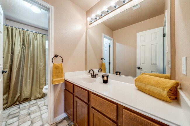 Foto del edificio - 815 Midway Cres